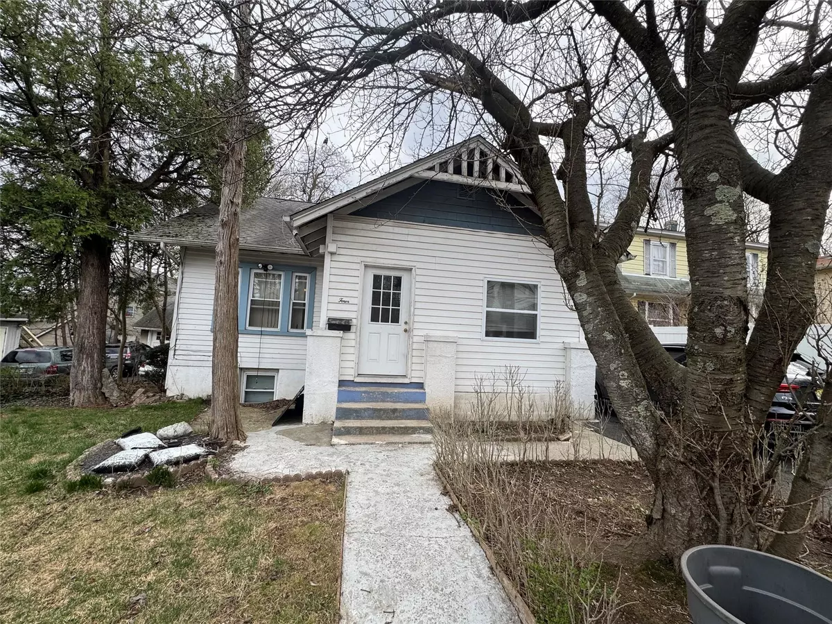 Spring Valley, NY 10977,4 W Castle AVE