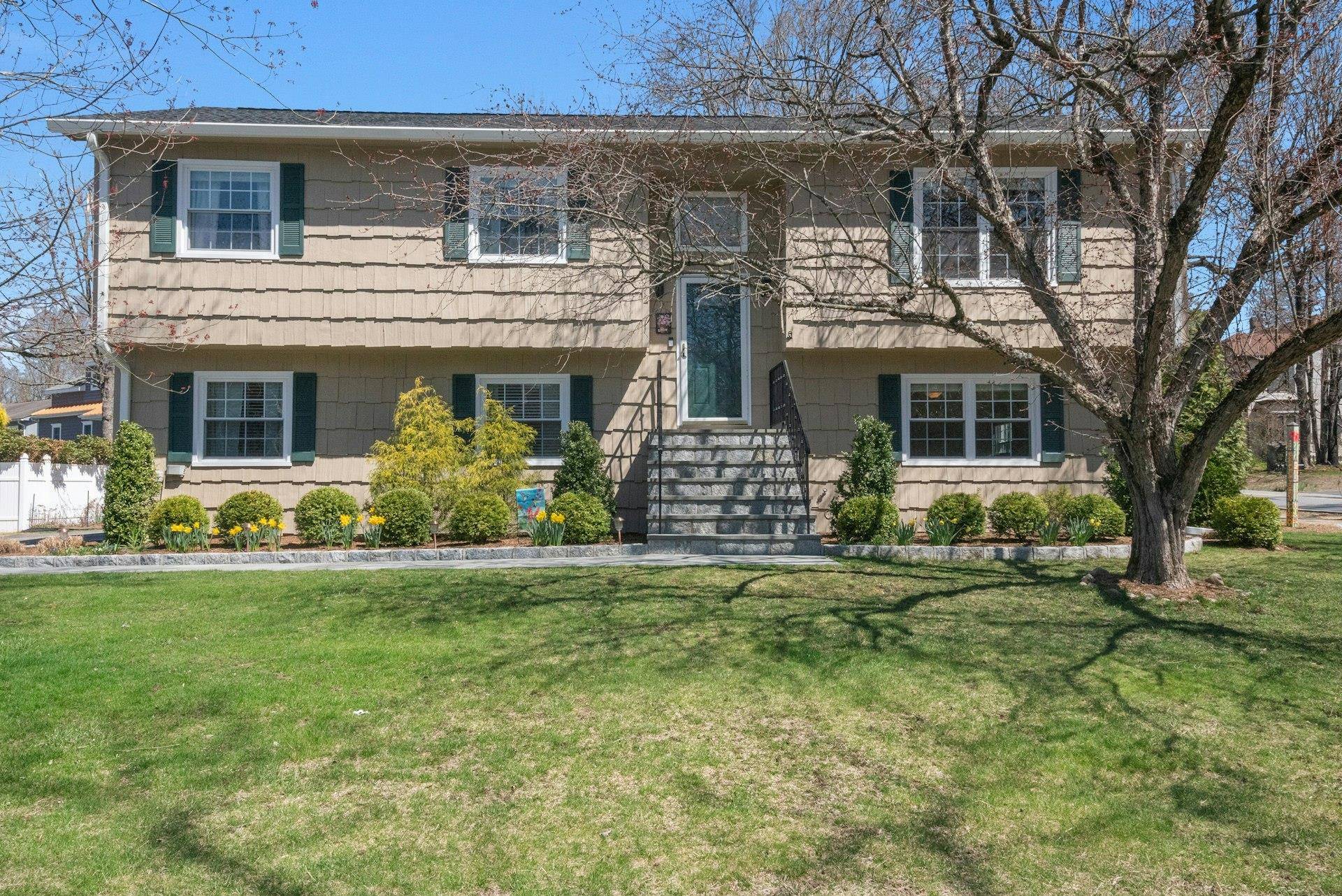 2 Old Village LN,  Katonah,  NY 10536