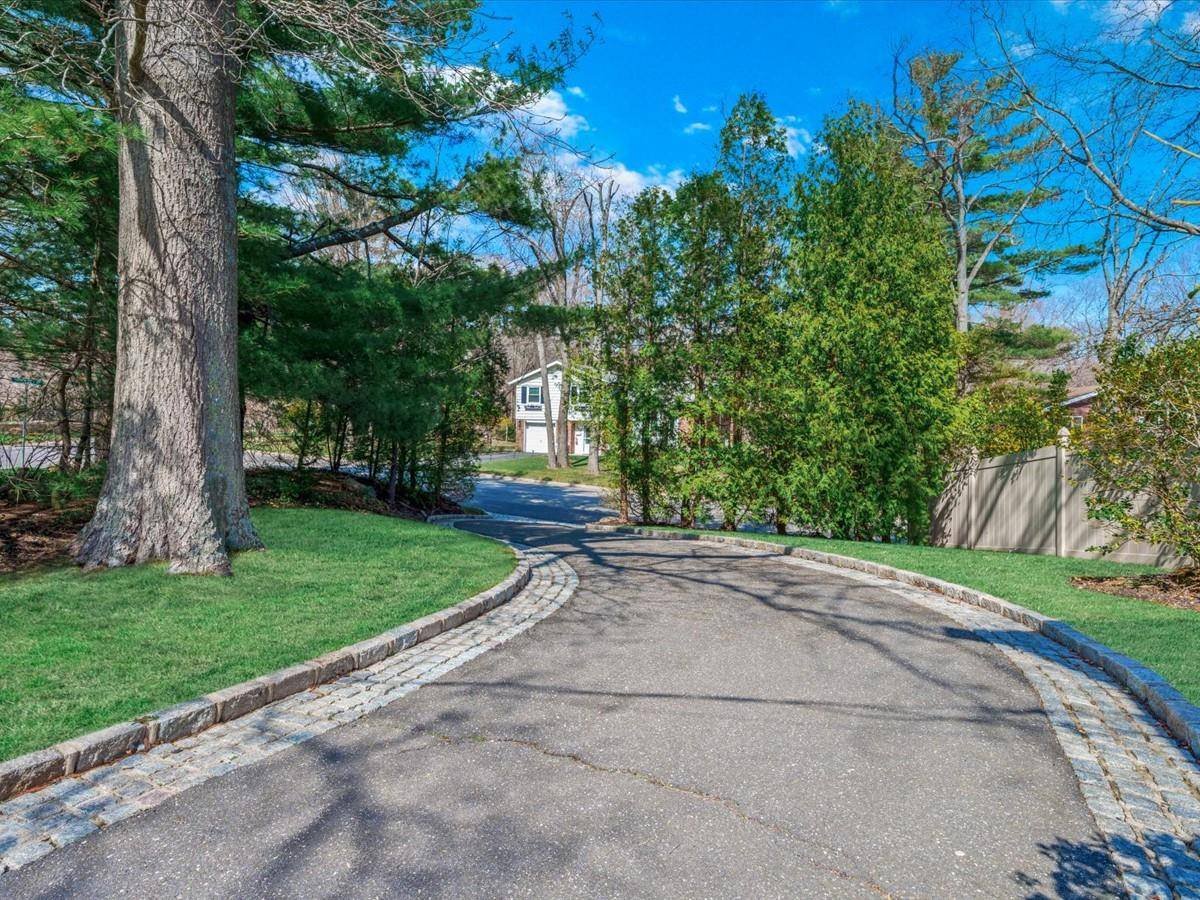 Glen Cove, NY 11542,36 Red Spring LN