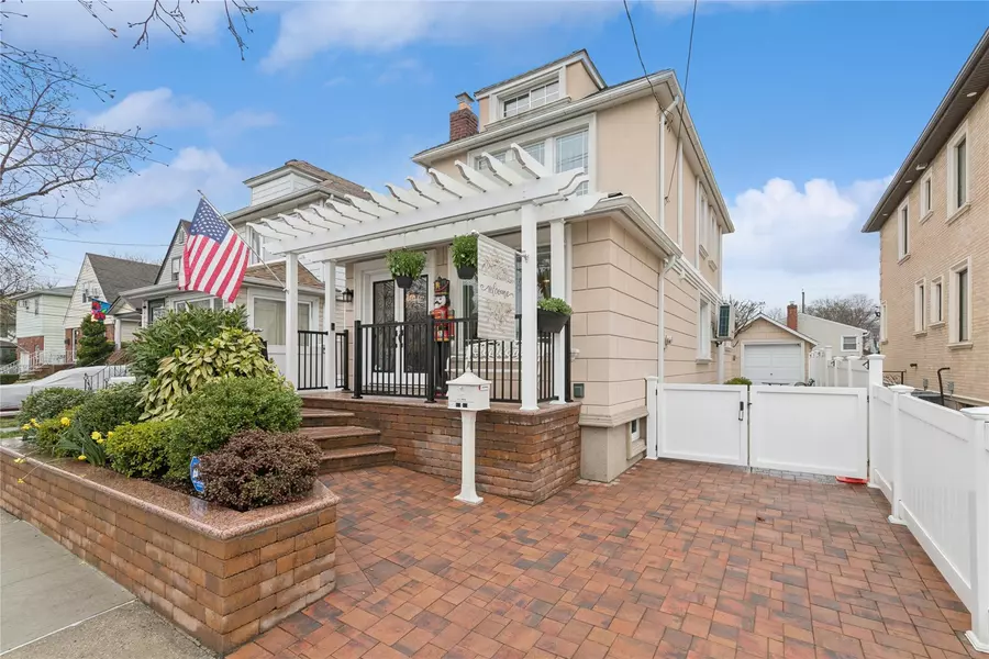 87-15 258th ST, Floral Park, NY 11001
