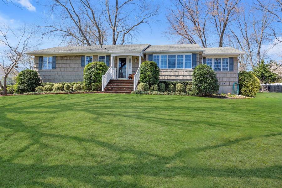 19 Chivalry LN, Nesconset, NY 11767