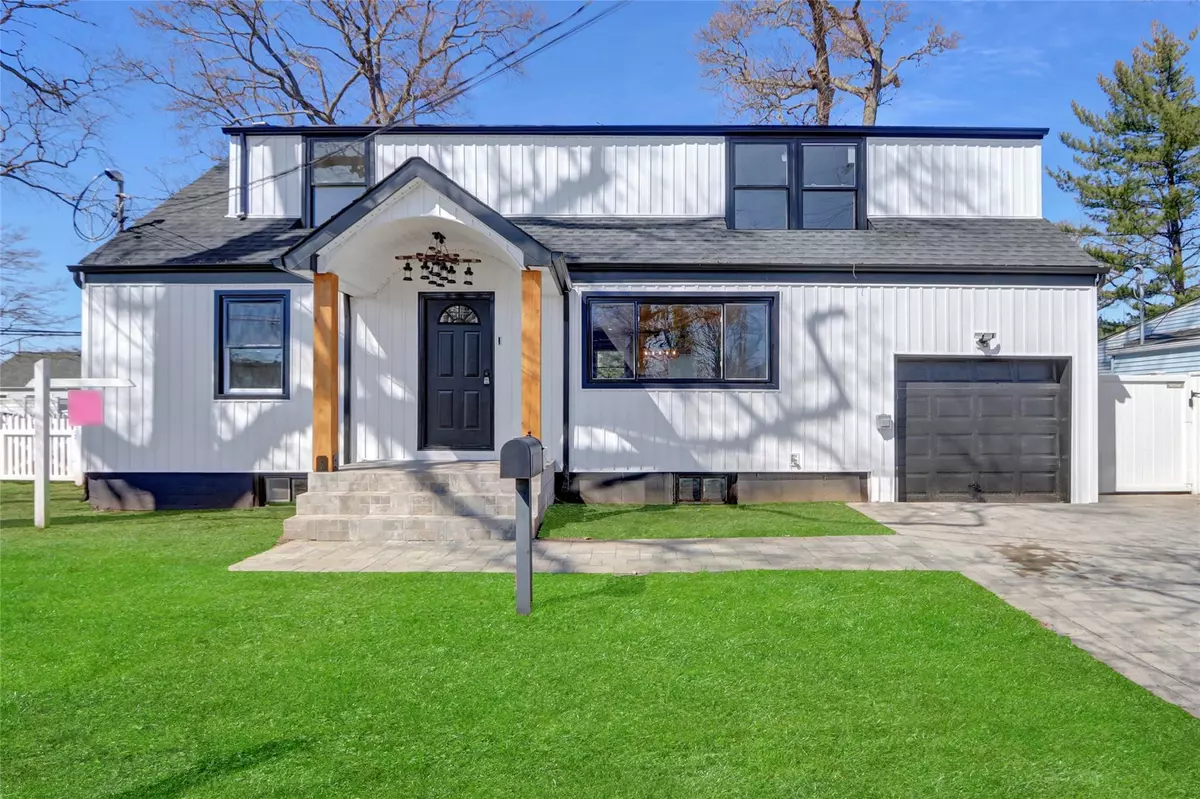 Massapequa Park, NY 11762,145 Reiss AVE