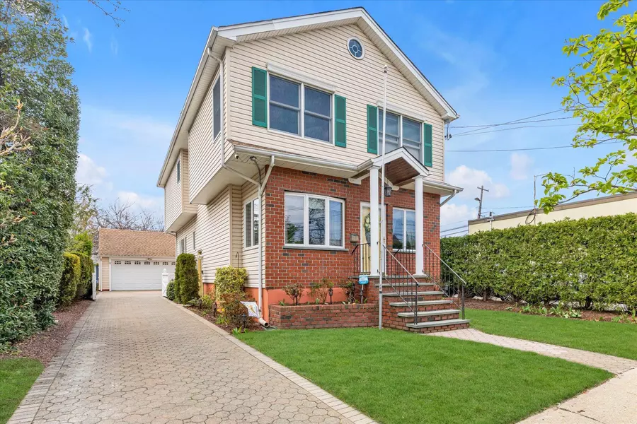 3 Hoffman RD, New Hyde Park, NY 11040