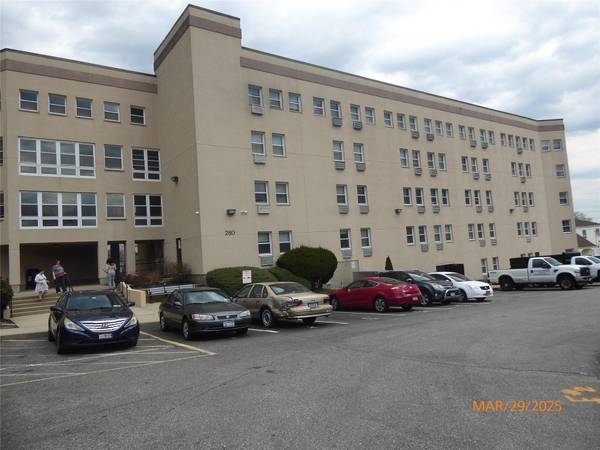 280 Lowndes AVE #111G, Huntington Station, NY 11746