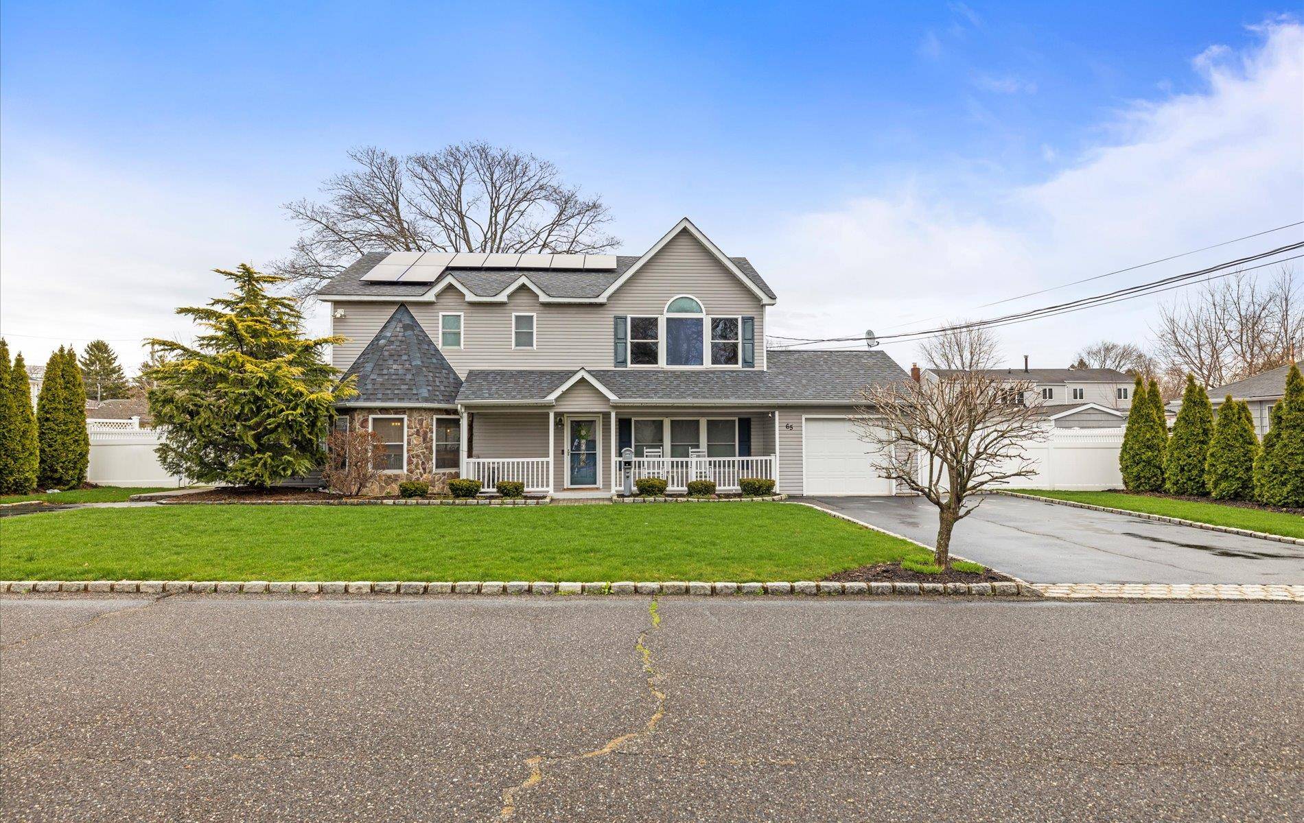 65 Howell AVE, Deer Park, NY 11729