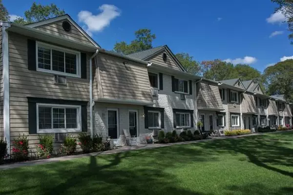 Coram, NY 11727,1103B Joyner PL #1103B