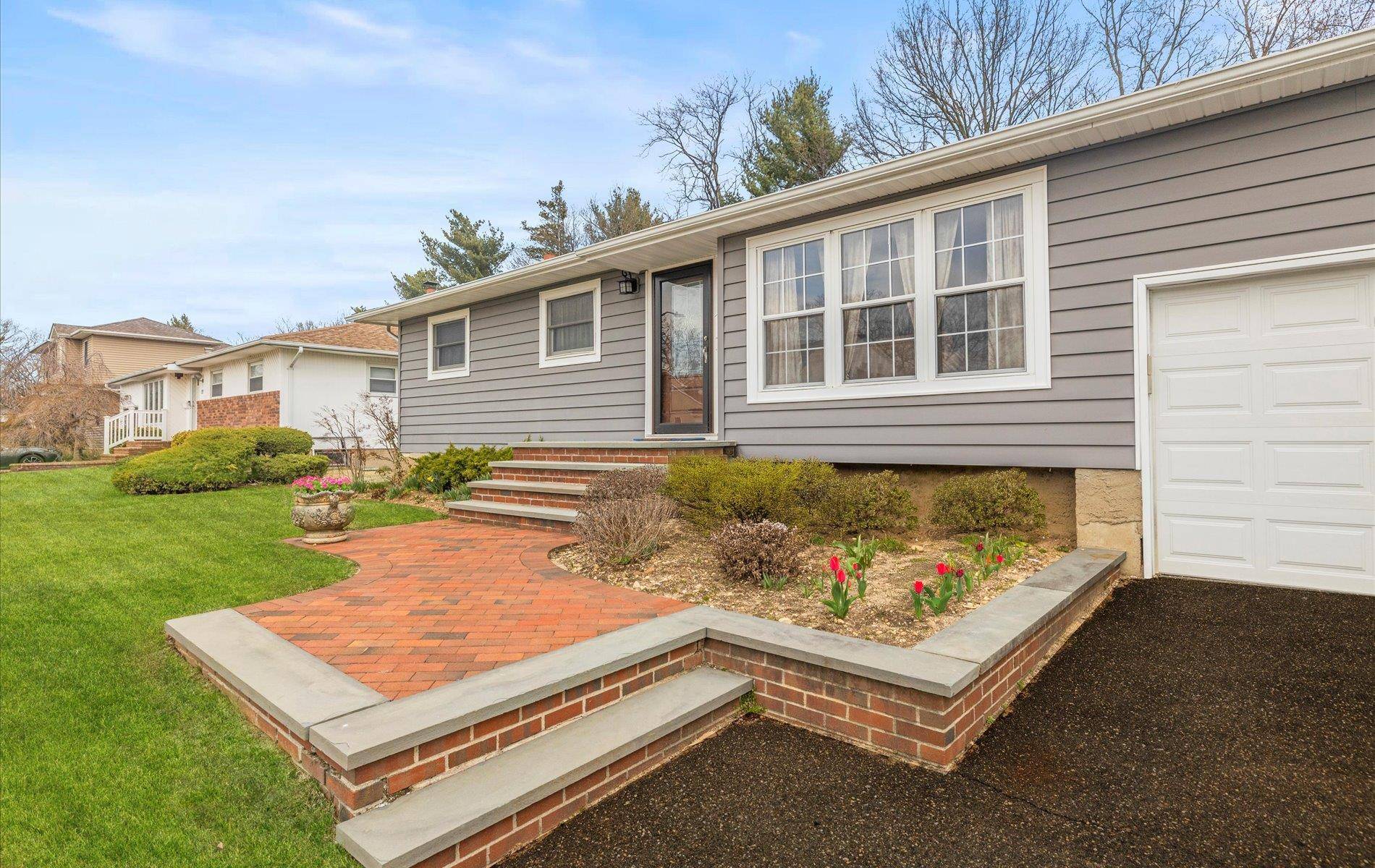 23 Beaumont DR, Plainview, NY 11803