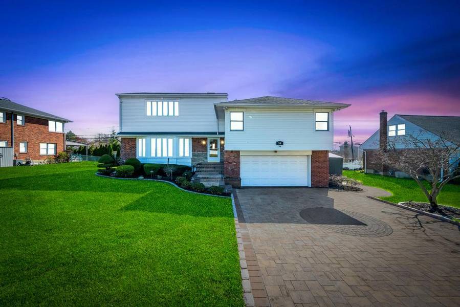 34 Duke DR, Manhasset Hills, NY 11040