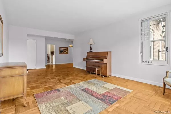 Bronx, NY 10471,5601 Riverdale AVE #5F