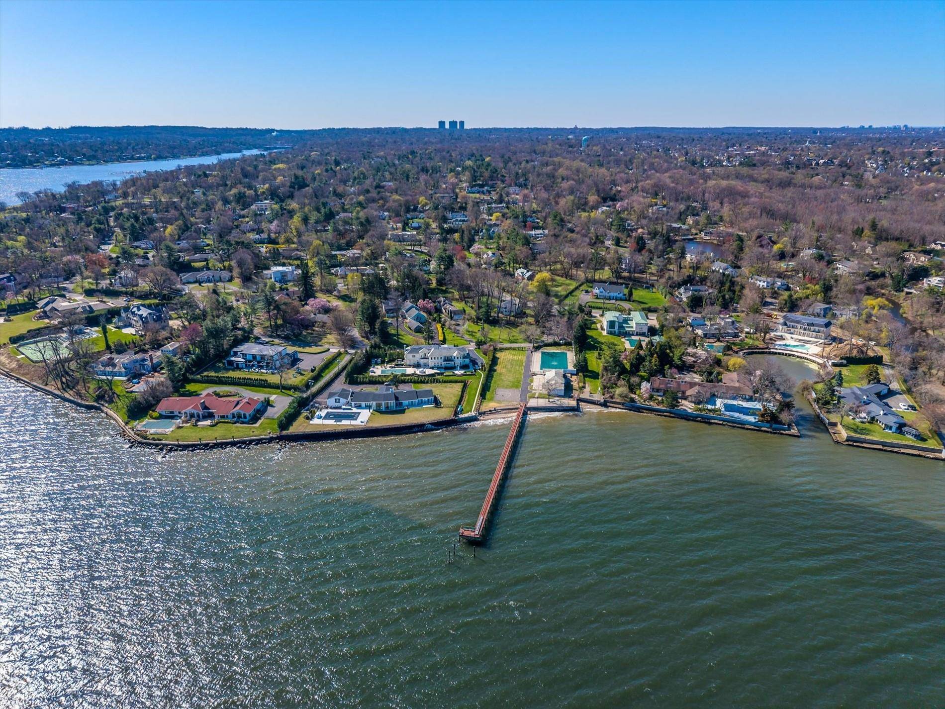 33 Harbour RD, Great Neck, NY 11024