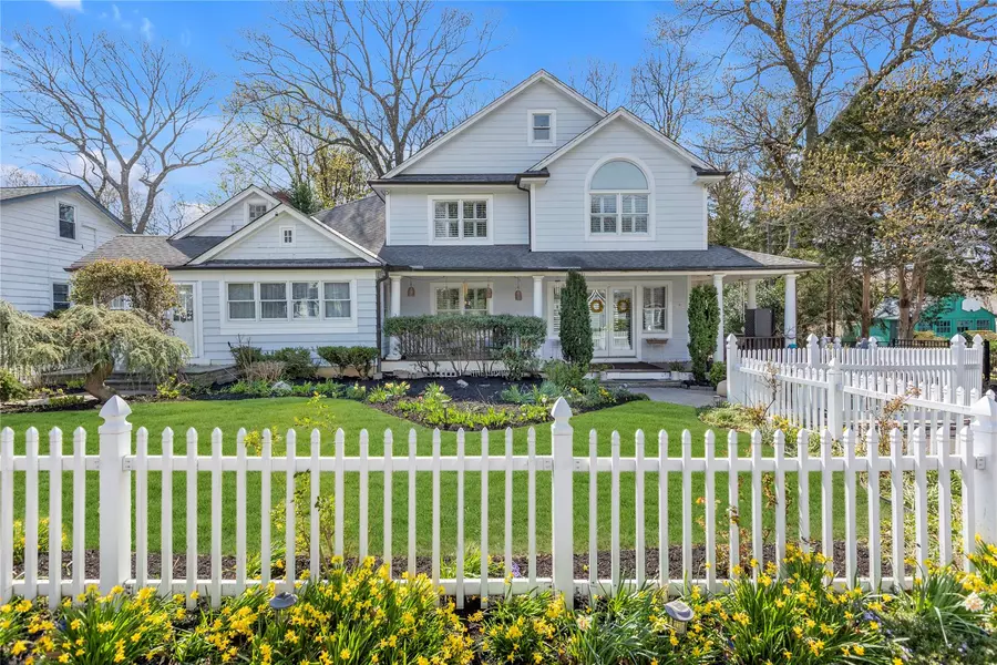 920 Washington DR, Centerport, NY 11721