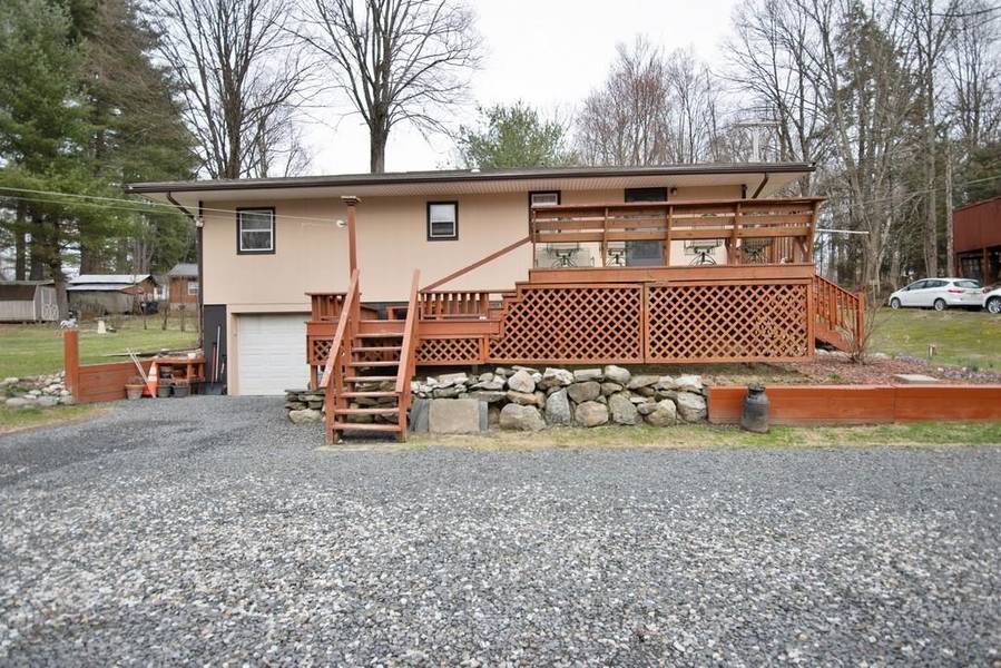 16 Farmingdale LN, Bloomingburg, NY 12721