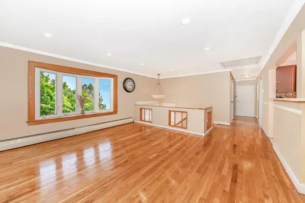 Wheatley Heights, NY 11798,47 Briarwood RD