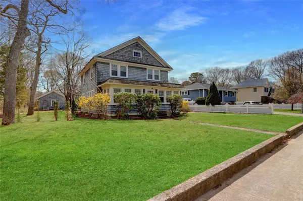 Hampton Bays, NY 11946,40 Argonne RD