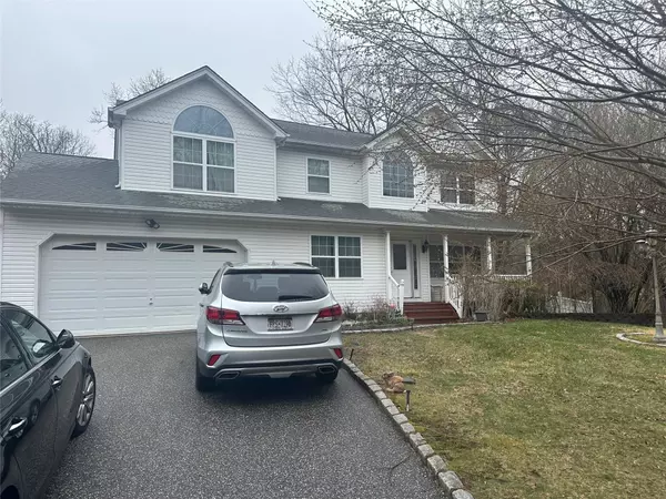 17 Mill LN, Medford, NY 11763