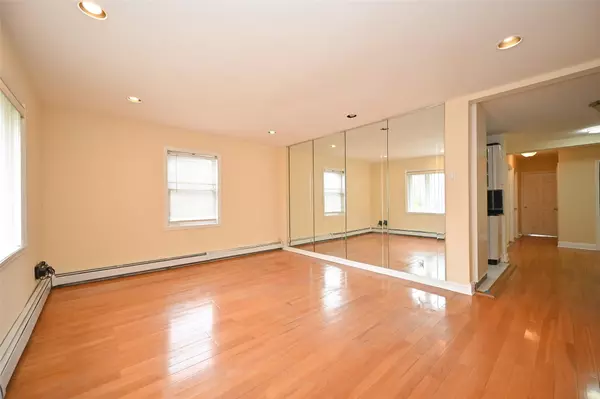 Fresh Meadows, NY 11365,174-20 Jewel AVE