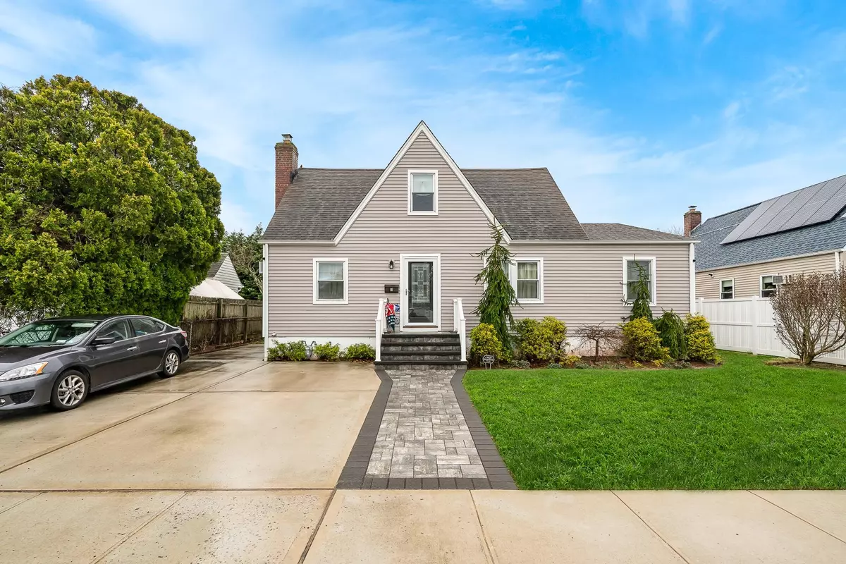 Lindenhurst, NY 11757,11 Deauville Pkwy