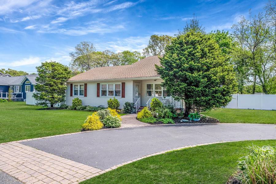 53 Abinet CT, Selden, NY 11784