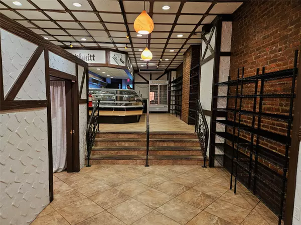 Glendale, NY 11385,69-40 Myrtle AVE