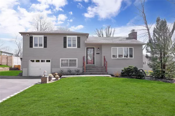 79 Yoakum ST, Farmingdale, NY 11735