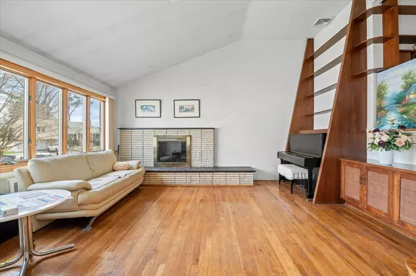 Westbury, NY 11590,18 Hilary LN