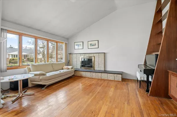 Westbury, NY 11590,18 Hilary LN