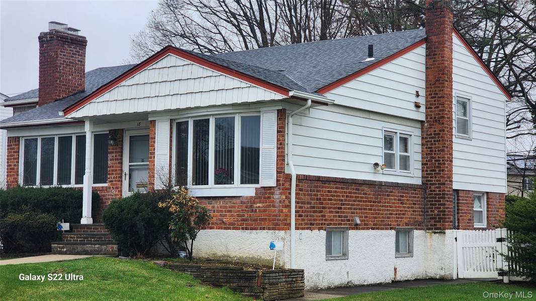 18 Hilary LN, Westbury, NY 11590