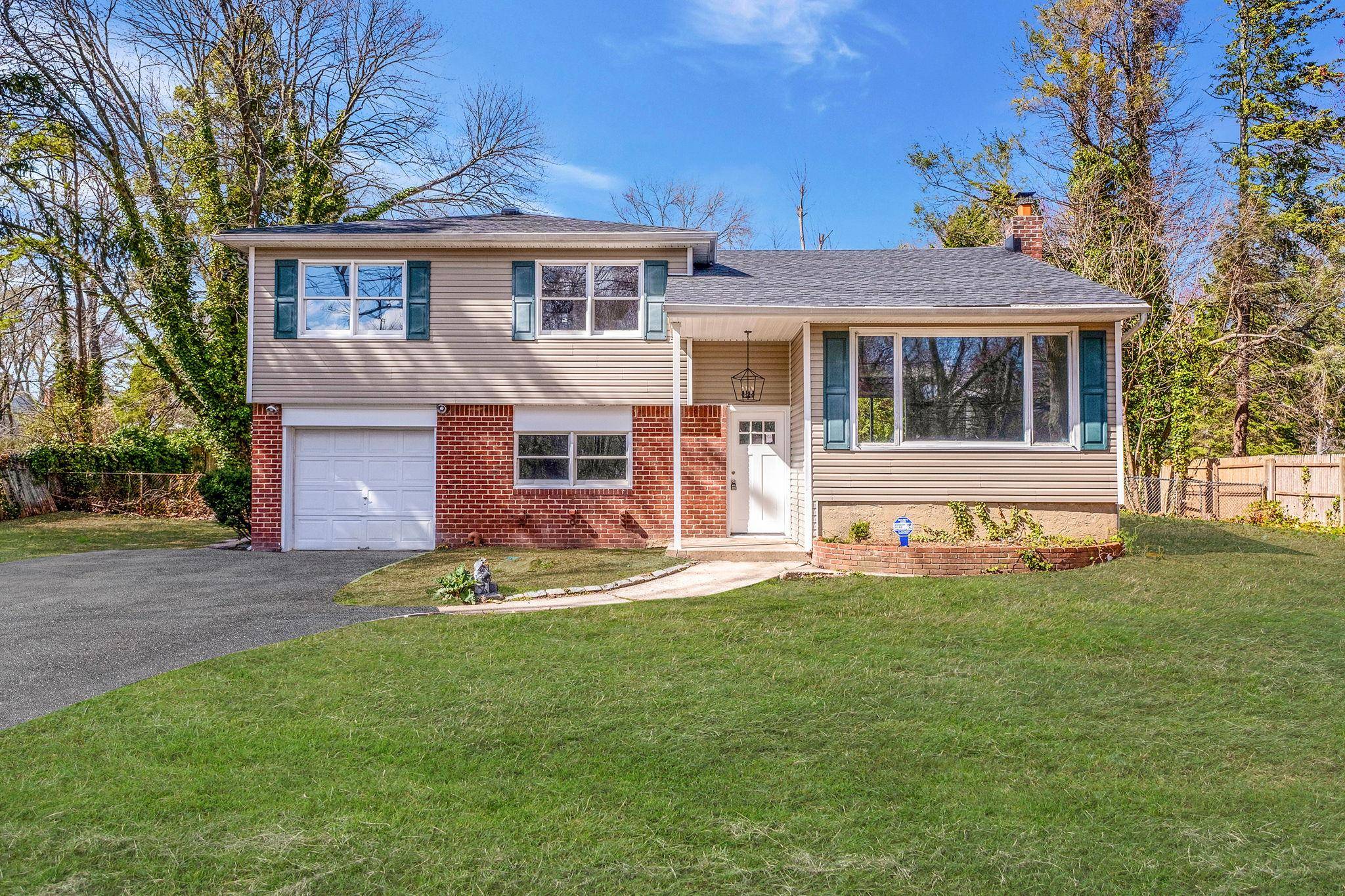 211 E 17th ST, Huntington Station, NY 11746