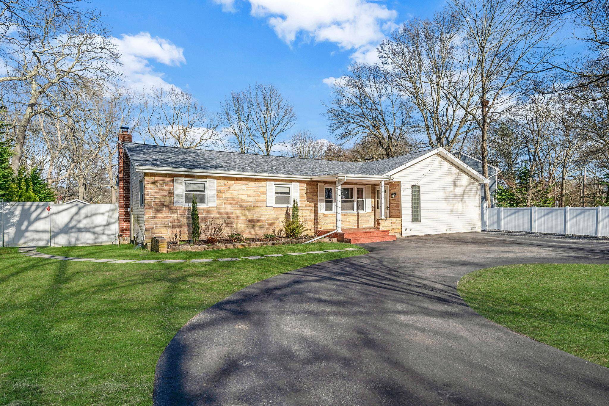 63 Linden LN,  Shirley,  NY 11967