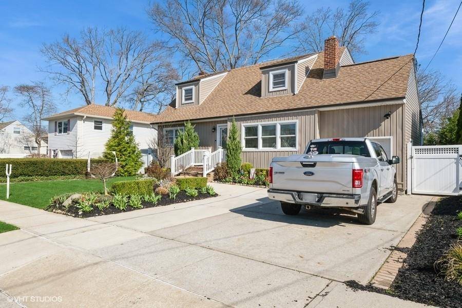 Massapequa Park, NY 11762,235 Jerusalem AVE