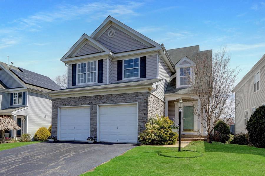 36 Kate CIR, Middle Island, NY 11953