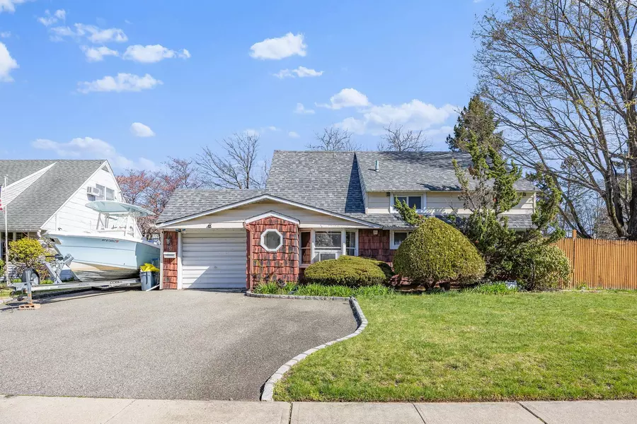 327 Acre LN, Hicksville, NY 11801
