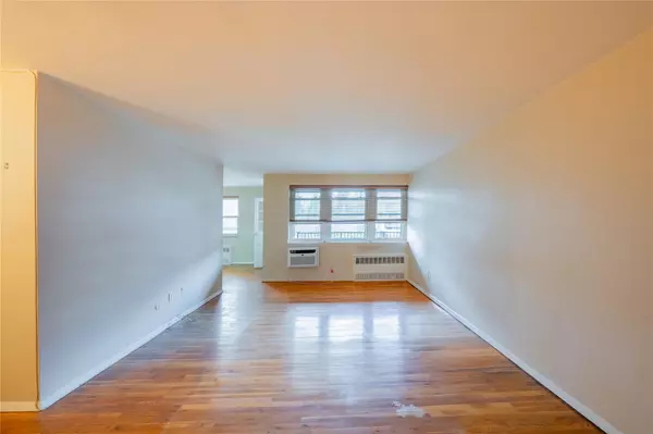Glen Cove, NY 11542,34 Pearsall AVE #3J