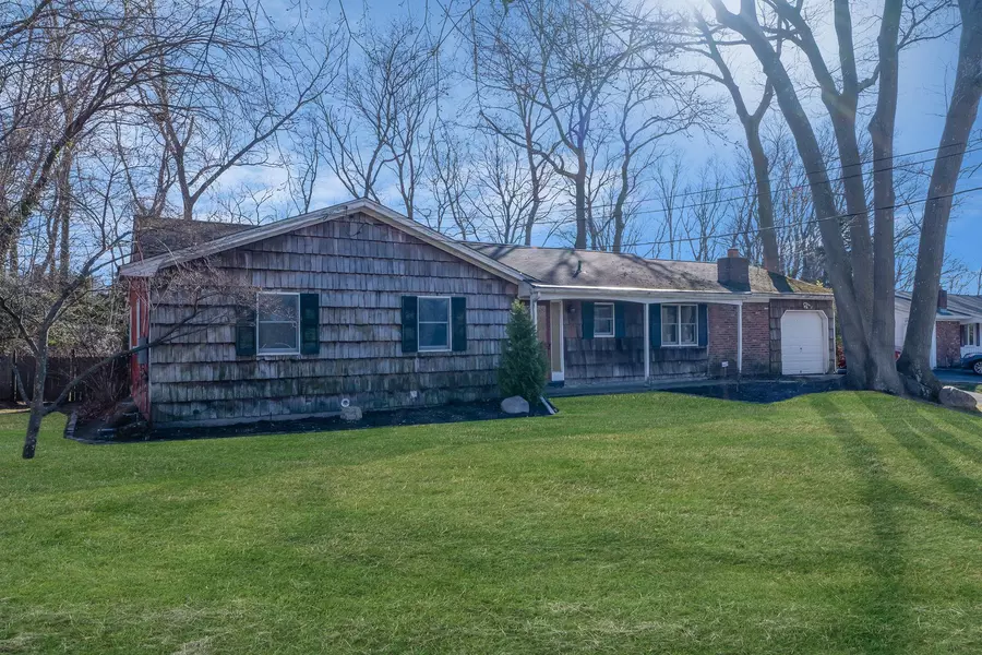 81 Mahogany RD, Rocky Point, NY 11778