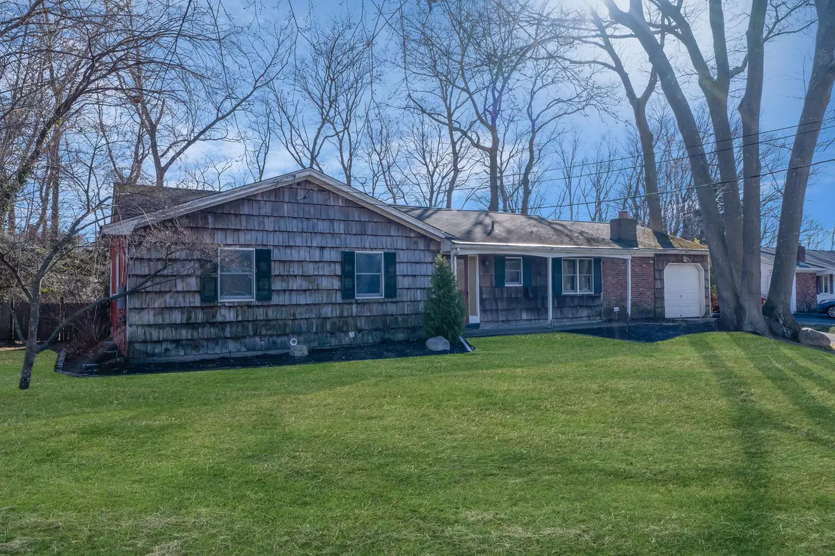 Rocky Point, NY 11778,81 Mahogany RD