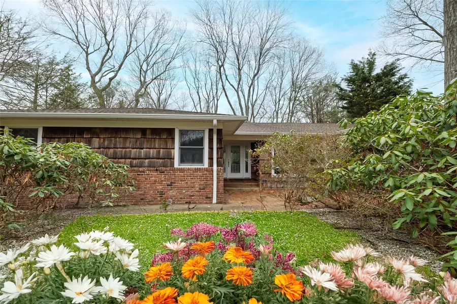 22 Damin CIR, Saint James, NY 11780