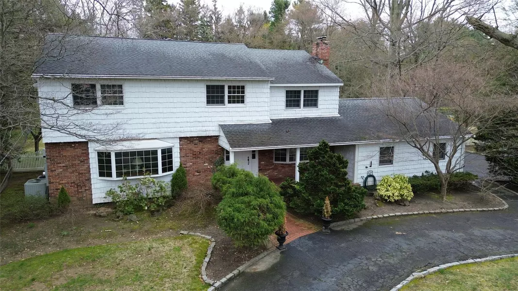 62 Cherry LN, Syosset, NY 11791