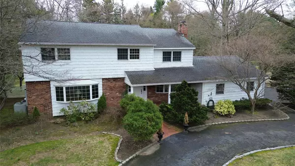 62 Cherry LN, Syosset, NY 11791