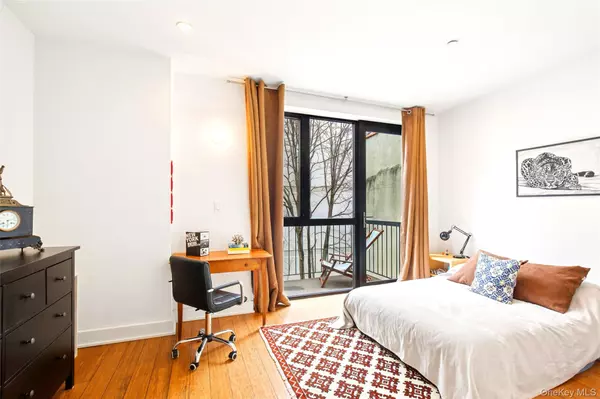 New York (manhattan), NY 10035,2022 Madison AVE