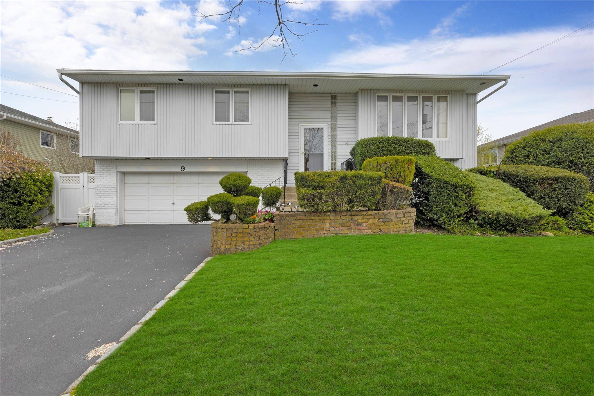 9 Ensign DR, Massapequa, NY 11758