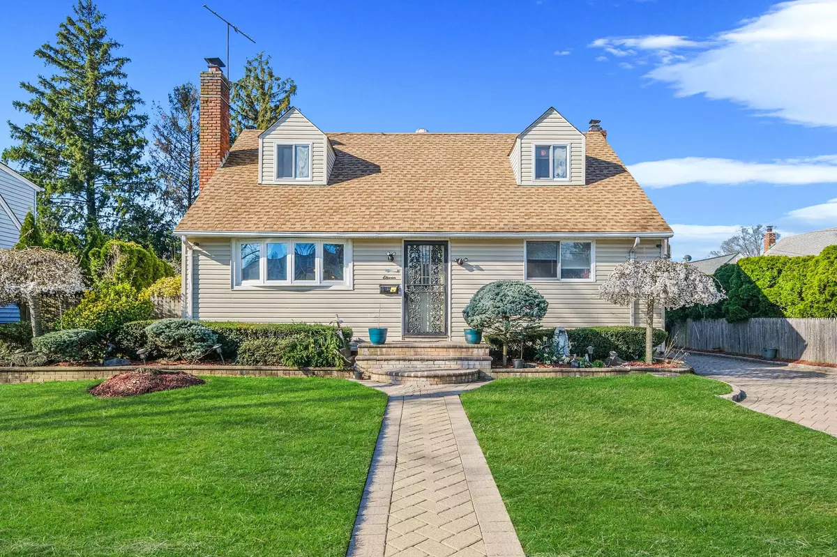 Westbury, NY 11590,11 Northcote RD
