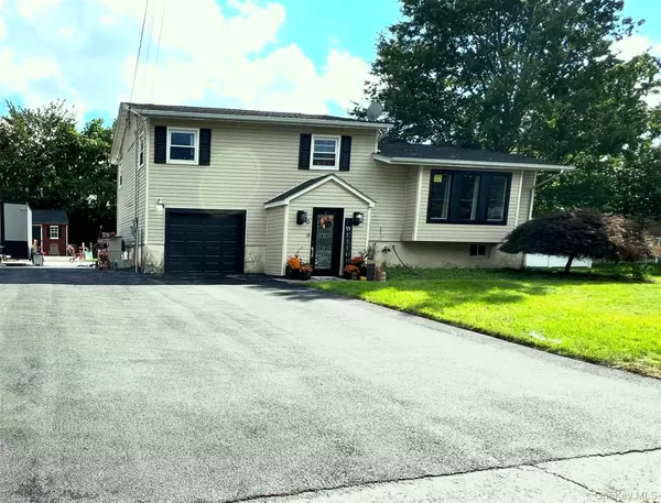 10 Willow PL, Middletown, NY 10940