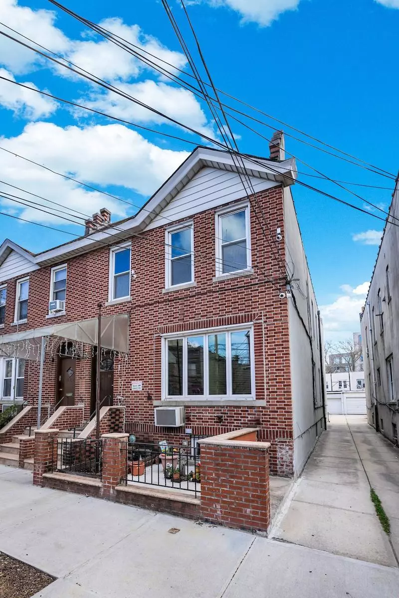 Long Island City, NY 11102,11-38 30th Road