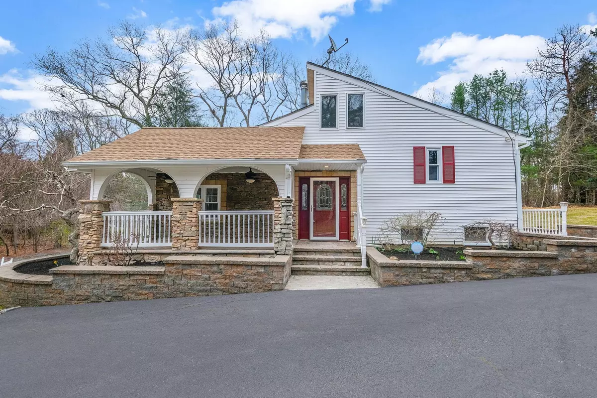 Middle Island, NY 11953,90 E Bartlett RD