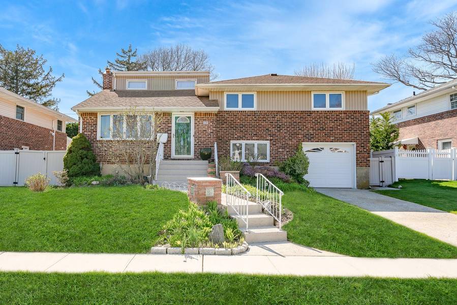 2098 Bit PATH, Seaford, NY 11783