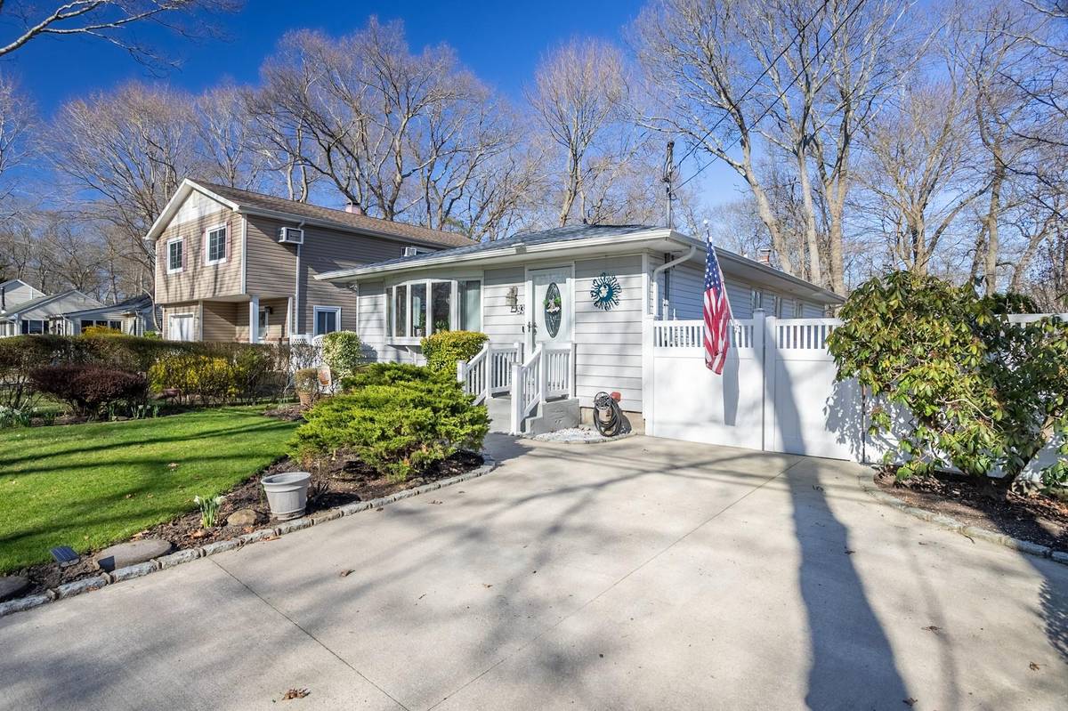 Ridge, NY 11961,93 Wauwepex TRL
