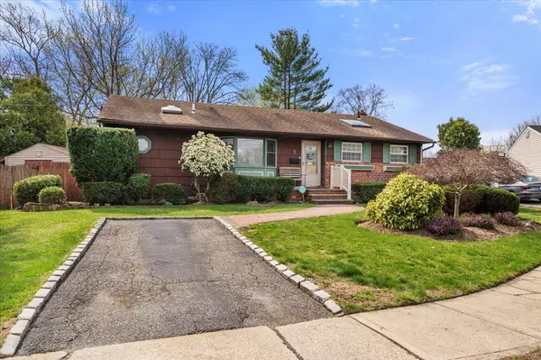 9 Lindquist LN, Deer Park, NY 11729