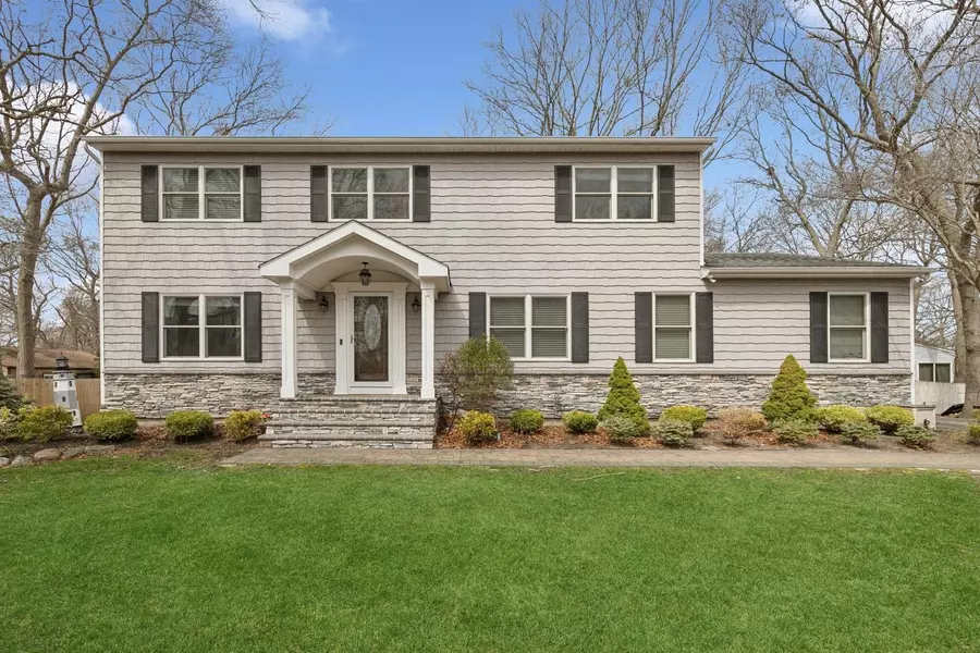 5 Gerta CT, Selden, NY 11784