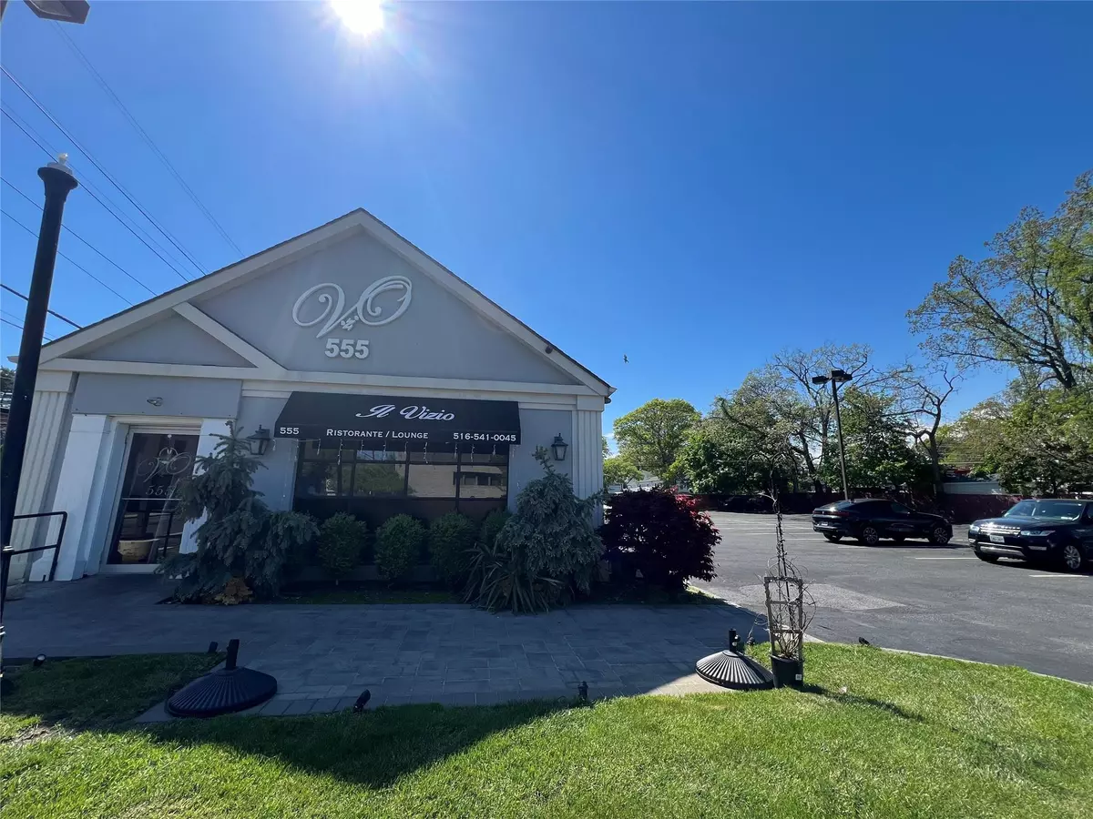 Massapequa, NY 11758,555 Broadway