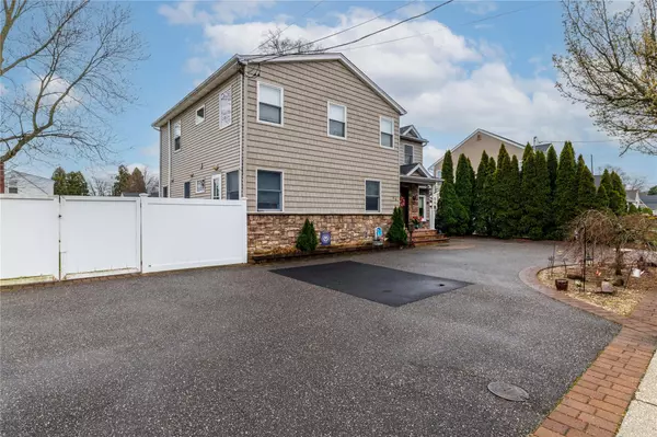 Massapequa, NY 11758,94 New Hampshire AVE